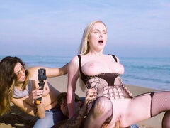 Playa, Tetas grandes, Rubia, Mamada, Corridas, Estilo perrito, Tetas naturales, Al aire libre