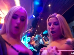 Blonde, Brunette brune, Hard, Lesbienne, Orgie, Fête, Echangistes, Mouillée