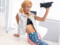 18 ans, Amateur, Gros seins, Blonde, Doigter, Masturbation, Dénudage, Adolescente