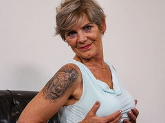 Leie, Grosser arsch, Blondine, Süss, Muschi, Rasiert, Kurzes haar, Entkleiden