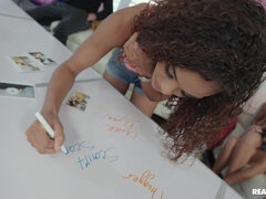 Schwarz, Blondine, Kehlenfick, Hundestellung, Lecken, Orgie, Weibliche ejakulation, Titten