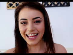 I love pretty smile of hot teen girl Kylie Quinn!