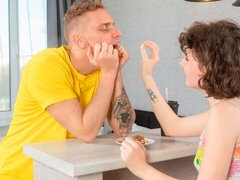 Enthousiasteling, Anaal, Hondjeshouding, Likken, Kut duiken, Kort haar, Mager, Tieten likken