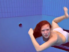 Nana, Brunette brune, Fétiche, Petite amie, Piscine, Public, Russe, Adolescente