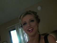 Grosse bite, Bikini, Blonde, Plantureuse, Tromperie, Seins naturels, De plein air, Tatouage