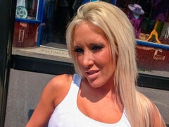Grosser arsch, Blondine, Flashen, Lingerie, Milf, Nackt, Im freien, Muschi