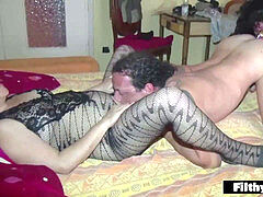 Leie, In den arsch, Arsch, Geile alte tussi, Europäisch, Faustfick, Mutti, Ehefrau