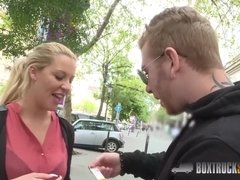 デカパイ, ブロンド, フェラチオ, カップル, イく瞬間, Hd, 公共, 剃毛