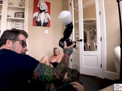 Grote kont, Grote mammen, Huisgemaakt, Rijpe lesbienne, Tepels, Orgasme, Alleen, Tieten likken