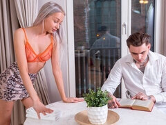 Gros cul, Grosse bite, Blonde, Sucer une bite, En levrette, Souple, Seins naturels, Adolescente