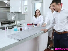 Sucer une bite, Brunette brune, Preservatif, Mignonne, Grossier, En levrette, Hd, Adolescente