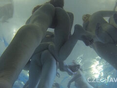 Enthousiasteling, Grote mammen, Blond, Groep, Zoenen, Orgie, Kut duiken, Nat