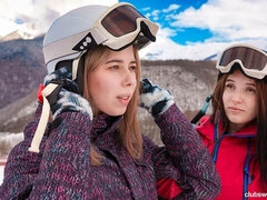 18 jahre, Fingern, Küssen, Lesbisch, Lecken, Rasiert, Dürr, Entkleiden