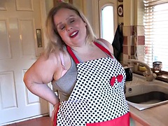 Amateur, Tante, Blonde, Femme au foyer, Cuisine, Mère que j'aimerais baiser, Suçant, Nénés