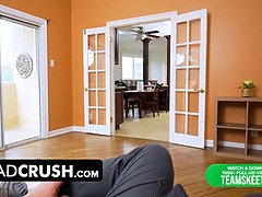 18 jaar, Pijpbeurt, Rondborstig, Hondjeshouding, Natuurlijke tieten, Stiefmoeder, Tiener, Onder de rok