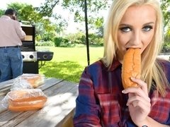 Blondine, Blasen, Hundestellung, Im freien, Rasiert, Entkleiden, Jungendliche (18+), Titten