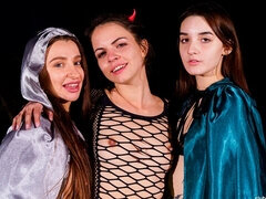 Penetracion con dedos, Lamidas, Lencería, Al aire libre, Coño, Afeitado, Trio, Tetas