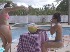 18 años, Culo grande, Tetas grandes, Divertido, Lesbiana, Piscina, Público, Flaco