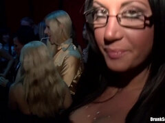 Gros cul, Tir de sperme, Ivre, Branlette thaïlandaise, Hard, Mère que j'aimerais baiser, Orgie, Chatte