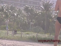Strand, Grosser arsch, Flashen, Milf, Nackt, Öffentlich, Muschi, Spanner