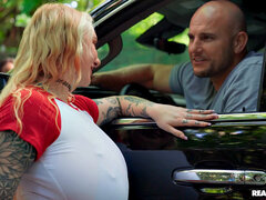 Blond, Auto, Brillen, Kut duiken, Sokken, Tatoeage, String, Tieten likken