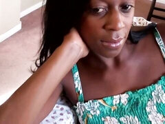 Enthousiasteling, Grote mammen, Zwart, Vingeren, Masturbatie, Moeder die ik wil neuken, Alleen, Strippen