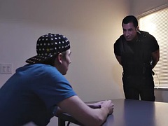 Grosse bite, Sucer une bite, Brunette brune, Attrapée, Homosexuelle, Poilue, Police, Tatouage