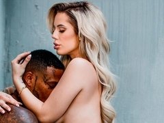Grosse titten, Blondine, Blasen, Handjob, Hardcore, Interrassisch, Milf, Tätowierung