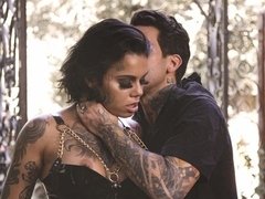 Noire, En levrette, Domination, Branlette thaïlandaise, Hard, De plein air, Tatouage, Pute