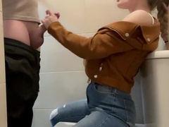 Amateur, Sucer une bite, Tir de sperme, Poupée, Petite amie, Léchez, Public, Toilettes