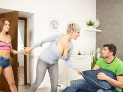 Grosse titten, Blondine, Freund, Vollbusig, Absätze, Öl, Kurzes haar, Tittenfick