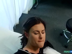 Lécher le cul, Plantureuse, En levrette, Doigter, Infirmière, Bureau, Douleur, Uniforme