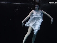 Leie, Natürlichen titten, Nackt, Nudist, Pool, Öffentlich, Titten, Unter wasser