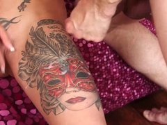 Gros seins, Bikini, Bouteille, Queue, Piercing, Tatouage, Nénés