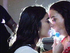 Большой член, Черные, Минет, Брюнетки, Кончили внутрь, Белье, Наездница, Втроем