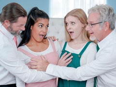 Chambre à dormir, Grosse bite, Sucer une bite, En levrette, Le plan cul à quatre, Seins naturels, Maigrichonne, Adolescente