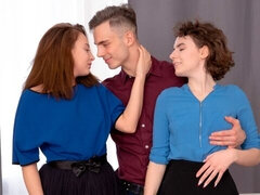 Enthousiasteling, Anaal, Blond, Bruinharig, Hondjeshouding, 1 man 2 vrouwen, Kousen, Tiener