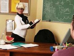 Verga grande, Tetas grandes, Rubia, Mamada, Estilo perrito, Madres para coger, Maestra, Tetas