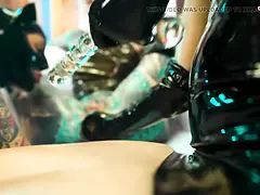 Anal, Cul, Gorge profonde, Hd, Latex, Lesbienne, Tatouage, Jouets