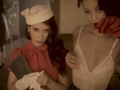 Gros cul, Sucer une bite, Brunette brune, En levrette, 2 femmes 1 homme, Seins naturels, Adolescente, Nénés