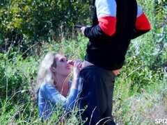 Rubia, Mamada, Corrida, Semen en la boca, Estilo perrito, Tetas naturales, Al aire libre, Voyeur