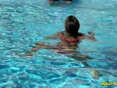 ビキニ, フェラチオ, ハンガリー人, 自然山雀, アウトドア, プール, フェラする, 濡れ
