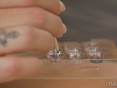 美女, 巨乳な, 毛深い, なめる, オマンコ, 剃毛, タトゥー, オッパイの