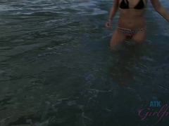 Bad, Bikini, Blasen, Sperma im mund, Flashen, Öffentlich, Abendanzug, Socken