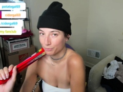 Amateur Webcam Cute Teen Plays Solo with Big
