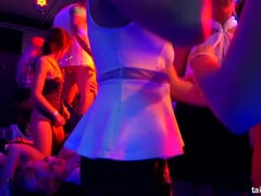 Sucer une bite, Habillées, Interracial, Orgie, Fête, Echangistes, Plan cul à trois, Mouillée