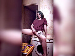 Anything can be a bang-out plaything (rubbing puss on the washing machine)