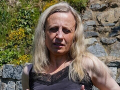 Blond, Masturbatie, Rijpe lesbienne, Buiten, Kut duiken, Mager, Alleen, Speelgoed