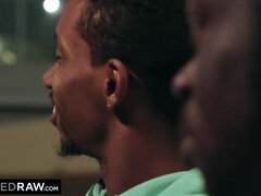 Grosse bite, Sucer une bite, Brunette brune, Interracial, Léchez, Chatte, Chevaucher, Plan cul à trois