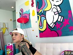 Anaal, Kont, Natuurlijke tieten, Kut duiken, Strippen, Tatoeage, Tiener, Tieten likken